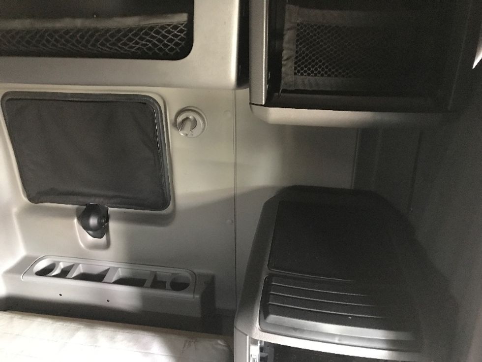 Sleeper Tractor-Heavy Duty Tractors-International-2023-LT625-Fontana-CA-552,029\n\t\tmiles-$ 77,250 - Image 18