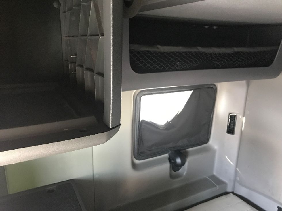 Sleeper Tractor-Heavy Duty Tractors-International-2023-LT625-Fontana-CA-552,029\n\t\tmiles-$ 77,250 - Image 19