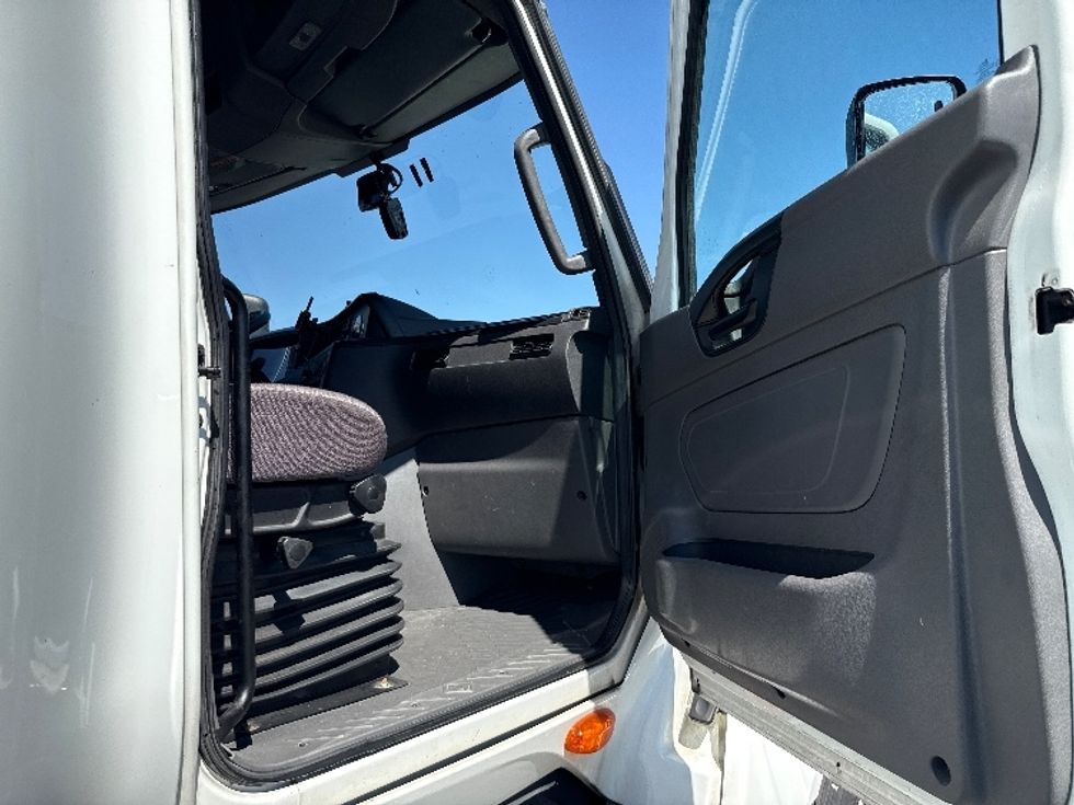 Sleeper Tractor-Heavy Duty Tractors-International-2023-LT625-Fontana-CA-627,086\n\t\tmiles-$ 49,000 - Image 13