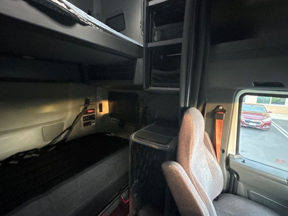 Sleeper Tractor-Heavy Duty Tractors-International-2023-LT625-Fontana-CA-646,879\n\t\tmiles-$ 47,000 - Image 19