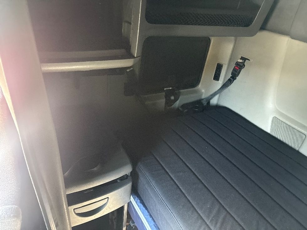 Sleeper Tractor-Heavy Duty Tractors-International-2023-LT625-Fontana-CA-655,609\n\t\tmiles-$ 48,250 - Image 19