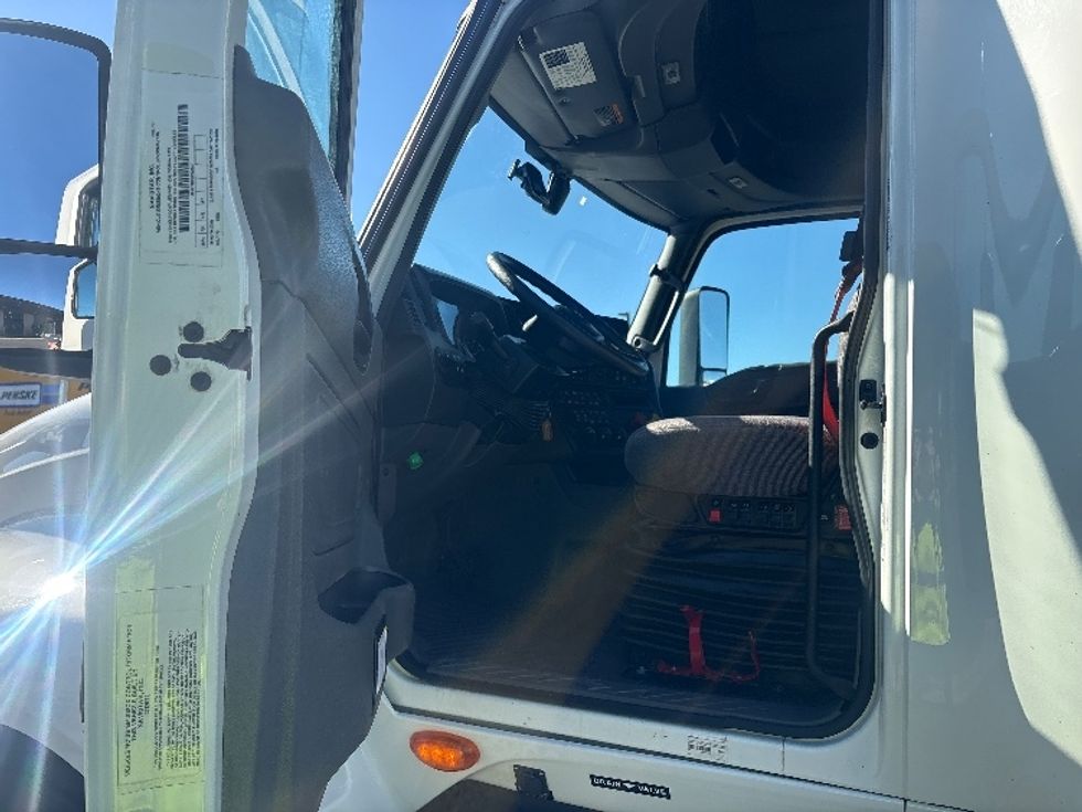 Sleeper Tractor-Heavy Duty Tractors-International-2023-LT625-Fontana-CA-655,609\n\t\tmiles-$ 48,250 - Image 9