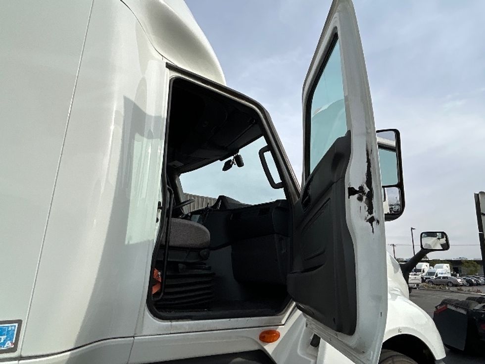 Sleeper Tractor-Heavy Duty Tractors-International-2023-LT625-Fontana-CA-692,062\n\t\tmiles-$ 42,000 - Image 13