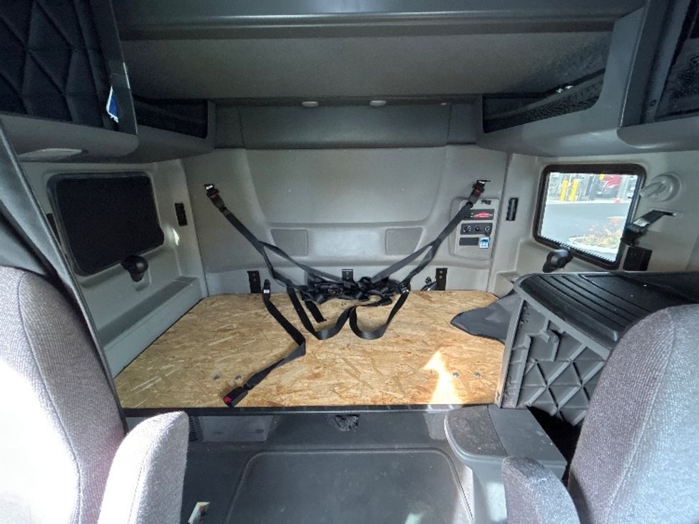 Sleeper Tractor-Heavy Duty Tractors-International-2023-LT625-Fontana-CA-692,062\n\t\tmiles-$ 42,000 - Image 17