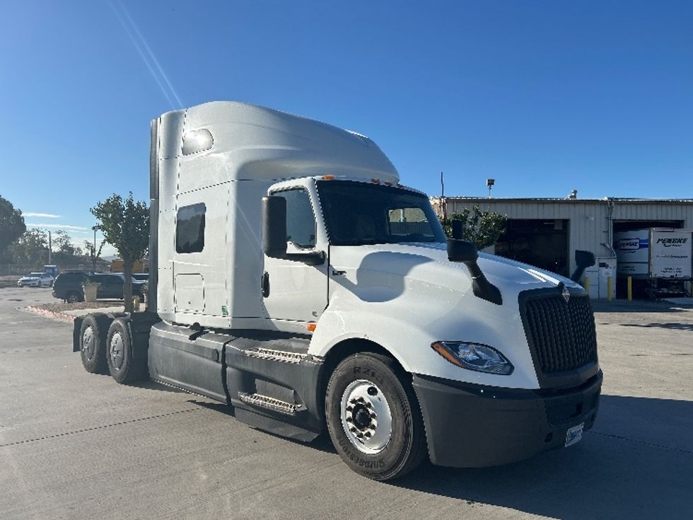 Sleeper Tractor-Heavy Duty Tractors-International-2023-LT625-Fontana-CA-759,753\n\t\tmiles-$ 40,500 - Image 1