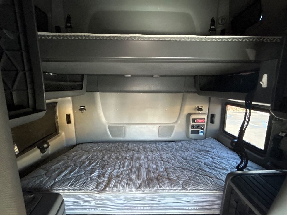 Sleeper Tractor-Heavy Duty Tractors-International-2023-LT625-Fontana-CA-775,426\n\t\tmiles-$ 35,250 - Image 16