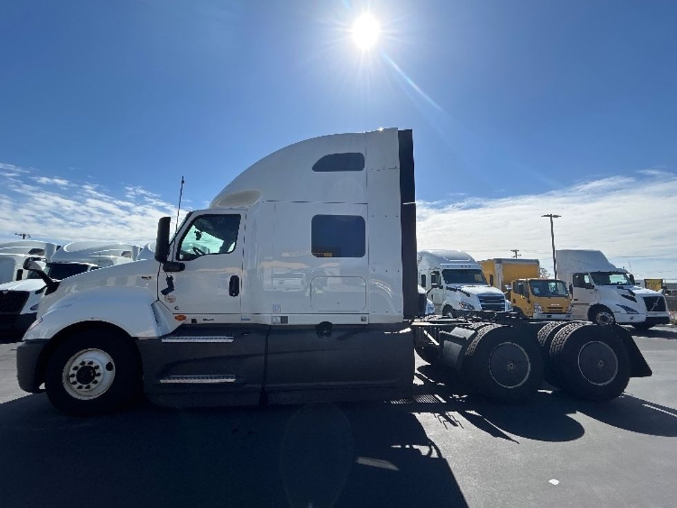 Sleeper Tractor-Heavy Duty Tractors-International-2023-LT625-Fontana-CA-775,426\n\t\tmiles-$ 35,250 - Image 4