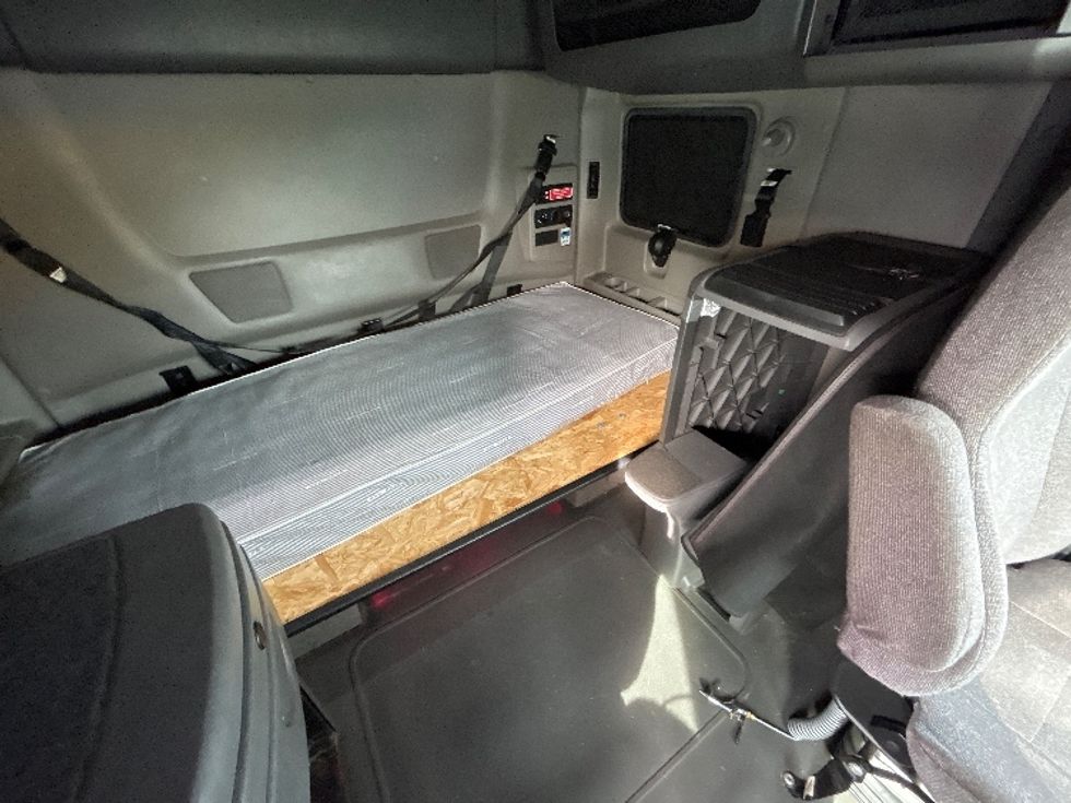 Sleeper Tractor-Heavy Duty Tractors-International-2023-LT625-Fontana-CA-777,004\n\t\tmiles-$ 35,250 - Image 16