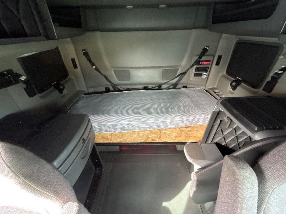 Sleeper Tractor-Heavy Duty Tractors-International-2023-LT625-Fontana-CA-777,004\n\t\tmiles-$ 35,250 - Image 17