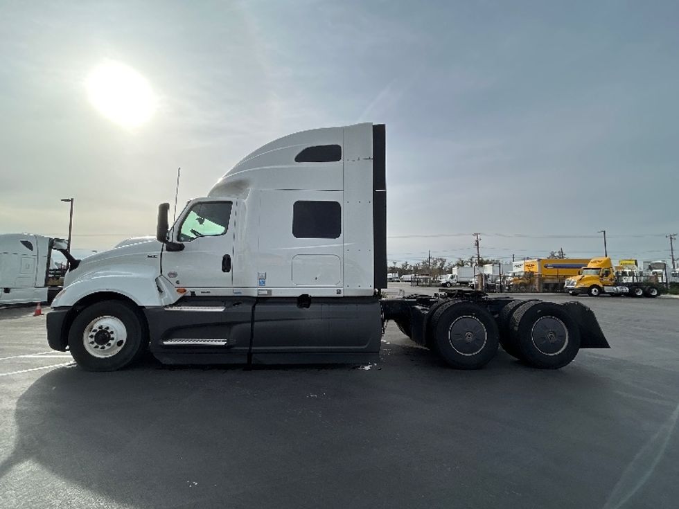 Sleeper Tractor-Heavy Duty Tractors-International-2023-LT625-Fontana-CA-777,004\n\t\tmiles-$ 35,250 - Image 4