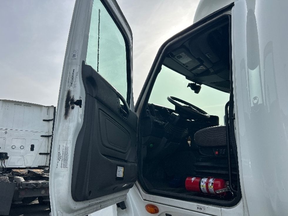 Sleeper Tractor-Heavy Duty Tractors-International-2023-LT625-Fontana-CA-777,004\n\t\tmiles-$ 35,250 - Image 9