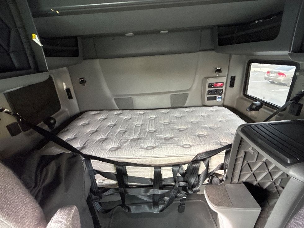 Sleeper Tractor-Heavy Duty Tractors-International-2023-LT625-Fontana-CA-785,313\n\t\tmiles-$ 35,250 - Image 16