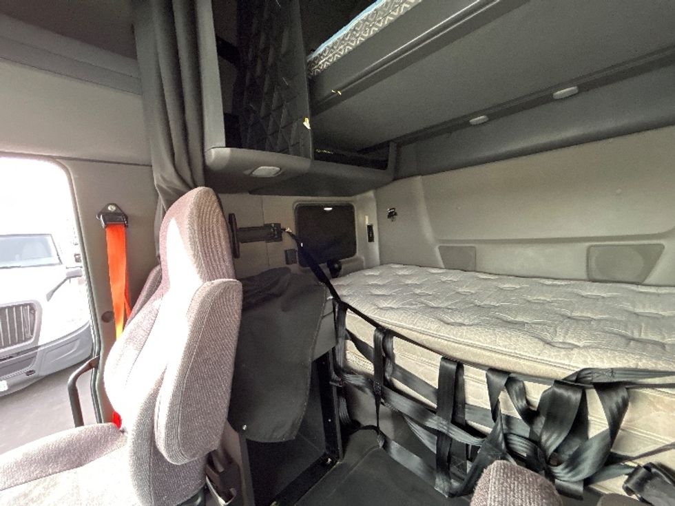 Sleeper Tractor-Heavy Duty Tractors-International-2023-LT625-Fontana-CA-785,313\n\t\tmiles-$ 35,250 - Image 17