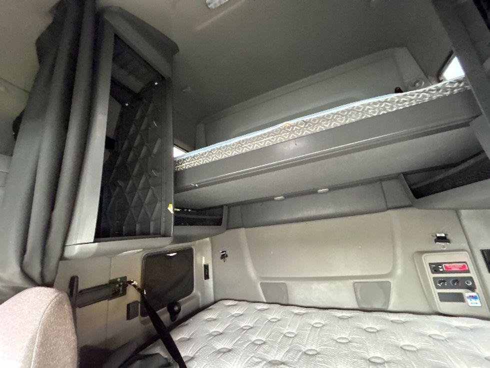 Sleeper Tractor-Heavy Duty Tractors-International-2023-LT625-Fontana-CA-785,313\n\t\tmiles-$ 35,250 - Image 18