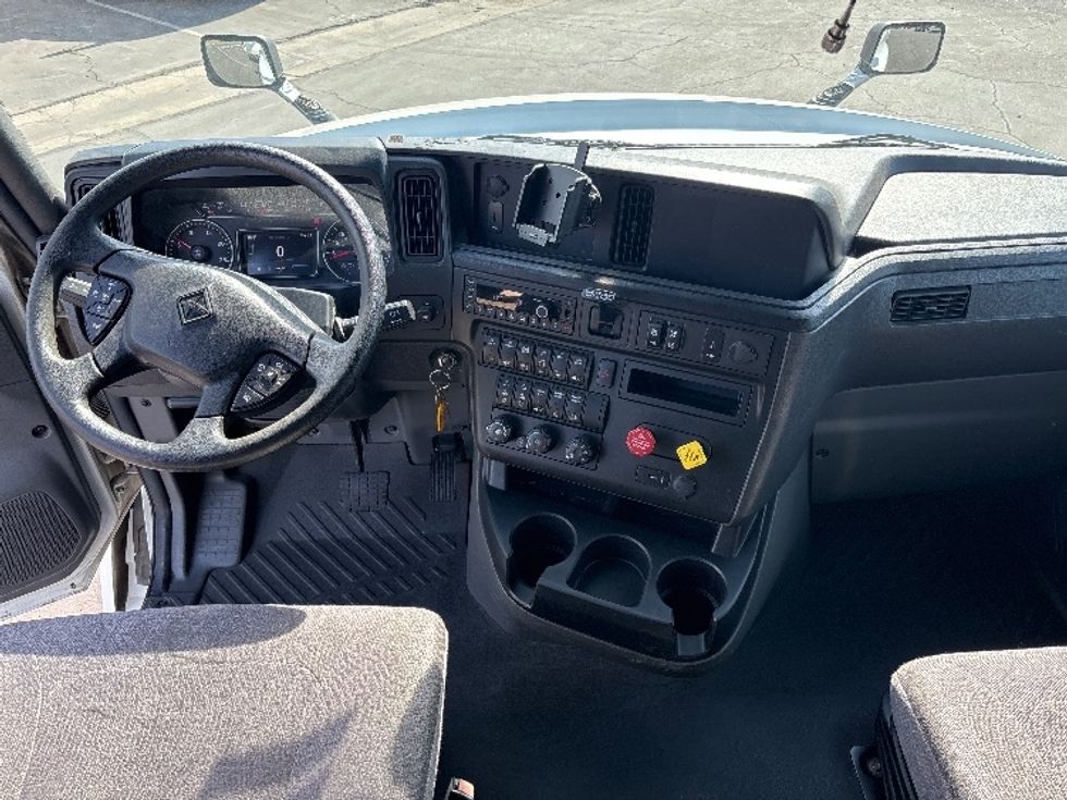 Sleeper Tractor-Heavy Duty Tractors-International-2023-LT625-Fresno-CA-589,513\n\t\tmiles-$ 51,750 - Image 12