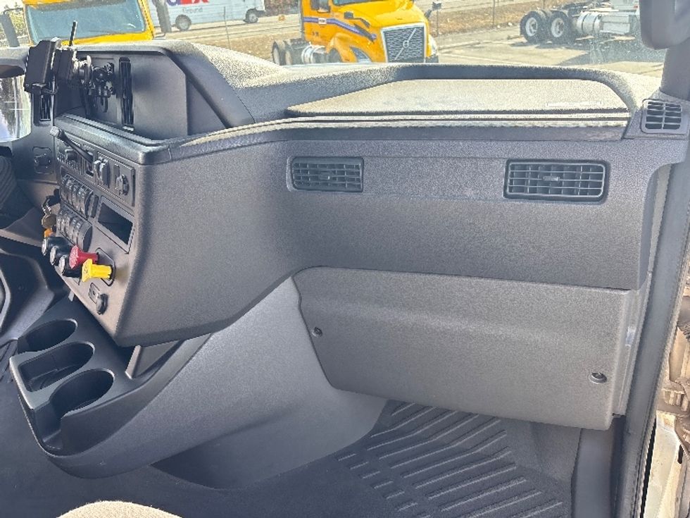 Sleeper Tractor-Heavy Duty Tractors-International-2023-LT625-Fresno-CA-589,513\n\t\tmiles-$ 51,750 - Image 14