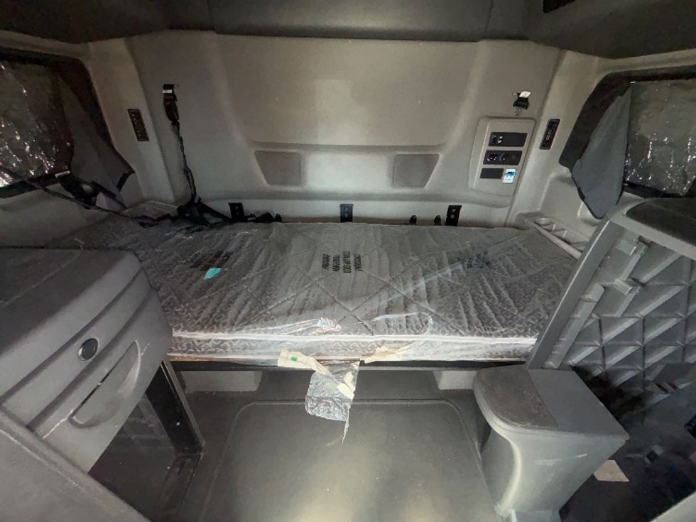 Sleeper Tractor-Heavy Duty Tractors-International-2023-LT625-Fresno-CA-589,513\n\t\tmiles-$ 51,750 - Image 16