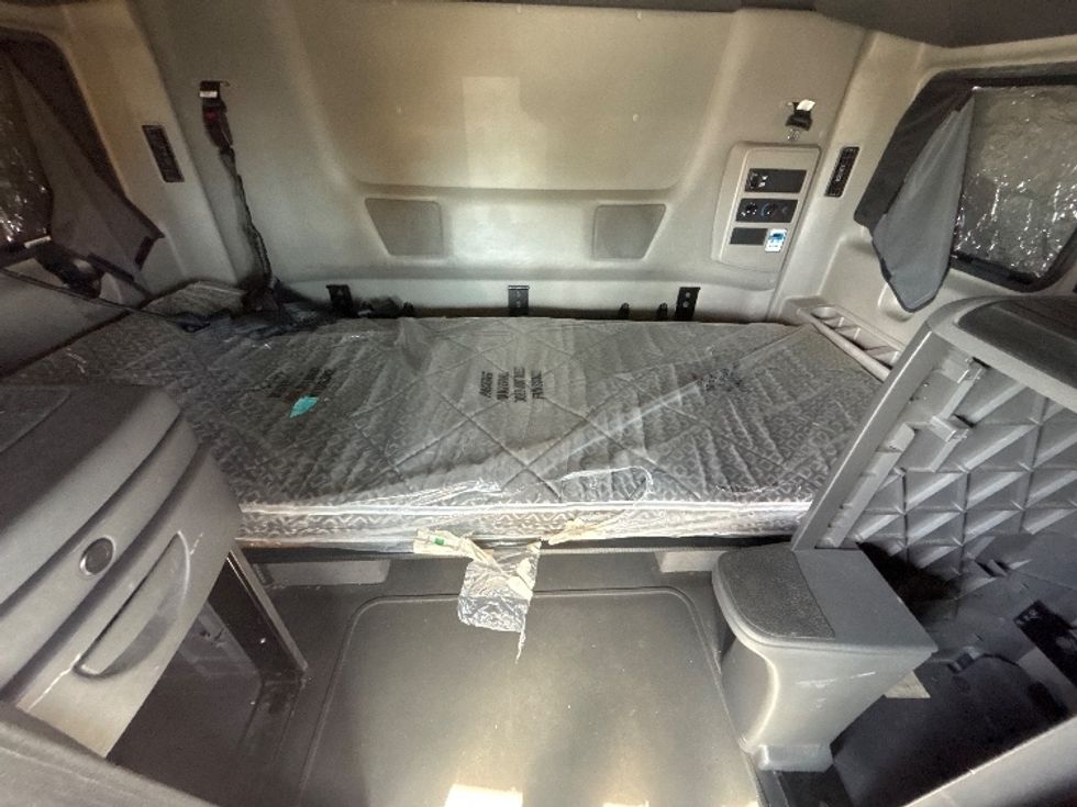 Sleeper Tractor-Heavy Duty Tractors-International-2023-LT625-Fresno-CA-589,513\n\t\tmiles-$ 51,750 - Image 17