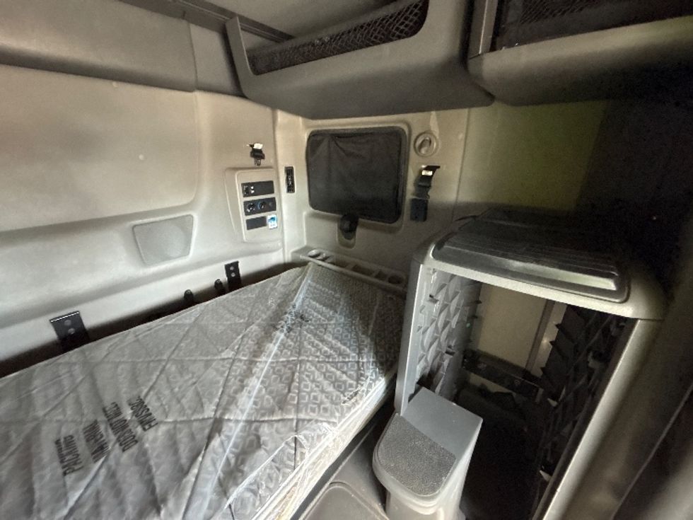 Sleeper Tractor-Heavy Duty Tractors-International-2023-LT625-Fresno-CA-589,513\n\t\tmiles-$ 51,750 - Image 18