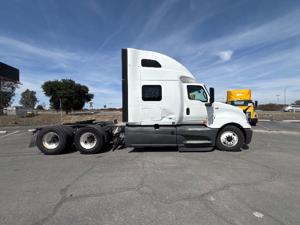 Sleeper Tractor-Heavy Duty Tractors-International-2023-LT625-Fresno-CA-589,513\n\t\tmiles-$ 51,750 - Image 8