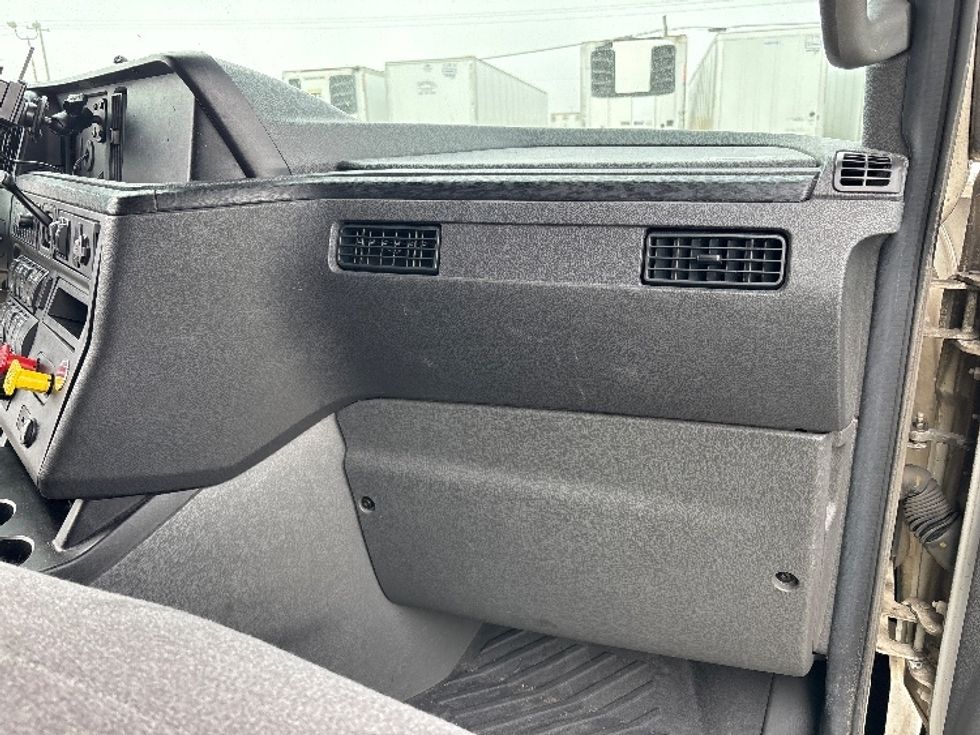 Sleeper Tractor-Heavy Duty Tractors-International-2023-LT625-Fresno-CA-605,872\n\t\tmiles-$ 51,500 - Image 14