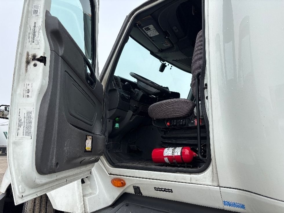 Sleeper Tractor-Heavy Duty Tractors-International-2023-LT625-Fresno-CA-605,872\n\t\tmiles-$ 51,500 - Image 9
