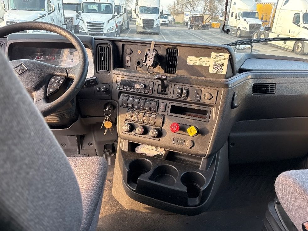 Sleeper Tractor-Heavy Duty Tractors-International-2023-LT625-Fresno-CA-691,045\n\t\tmiles-$ 42,250 - Image 12