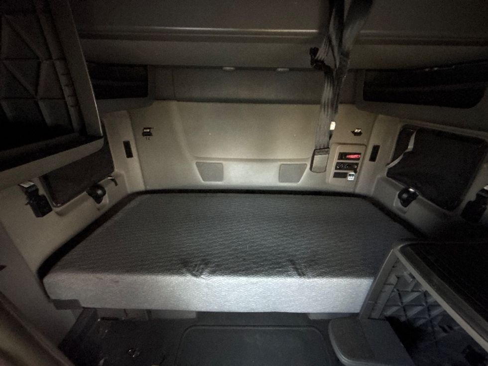 Sleeper Tractor-Heavy Duty Tractors-International-2023-LT625-Fresno-CA-691,045\n\t\tmiles-$ 42,250 - Image 16