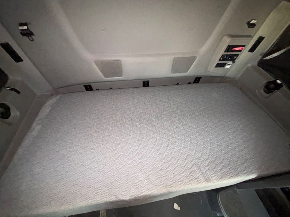 Sleeper Tractor-Heavy Duty Tractors-International-2023-LT625-Fresno-CA-691,045\n\t\tmiles-$ 42,250 - Image 17