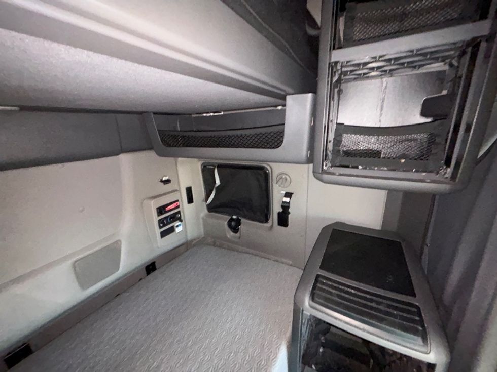 Sleeper Tractor-Heavy Duty Tractors-International-2023-LT625-Fresno-CA-691,045\n\t\tmiles-$ 42,250 - Image 18