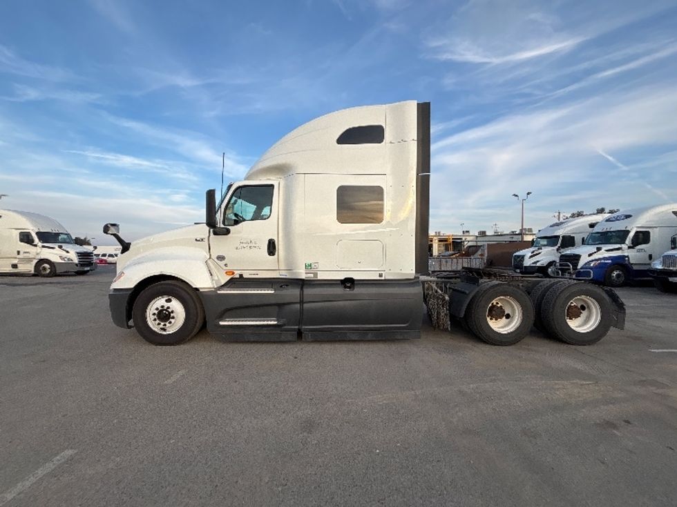 Sleeper Tractor-Heavy Duty Tractors-International-2023-LT625-Fresno-CA-691,045\n\t\tmiles-$ 42,250 - Image 4