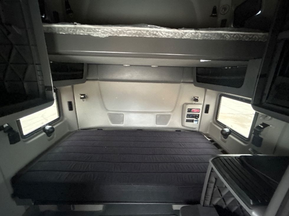 Sleeper Tractor-Heavy Duty Tractors-International-2023-LT625-Houston-TX-547,104\n\t\tmiles-$ 54,250 - Image 16