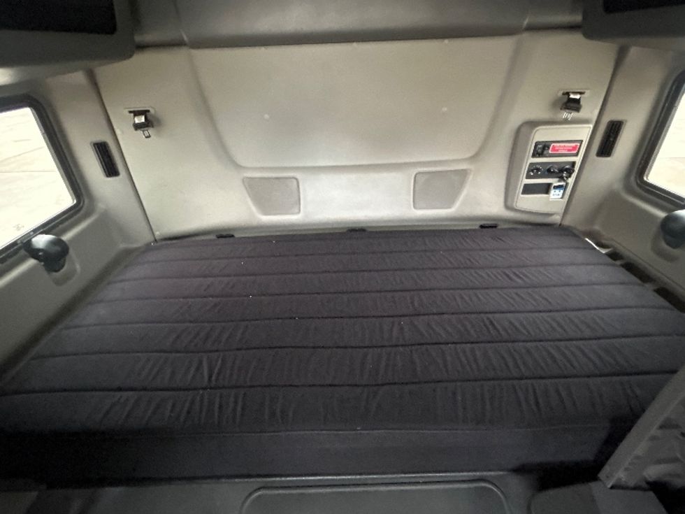 Sleeper Tractor-Heavy Duty Tractors-International-2023-LT625-Houston-TX-547,104\n\t\tmiles-$ 54,250 - Image 17