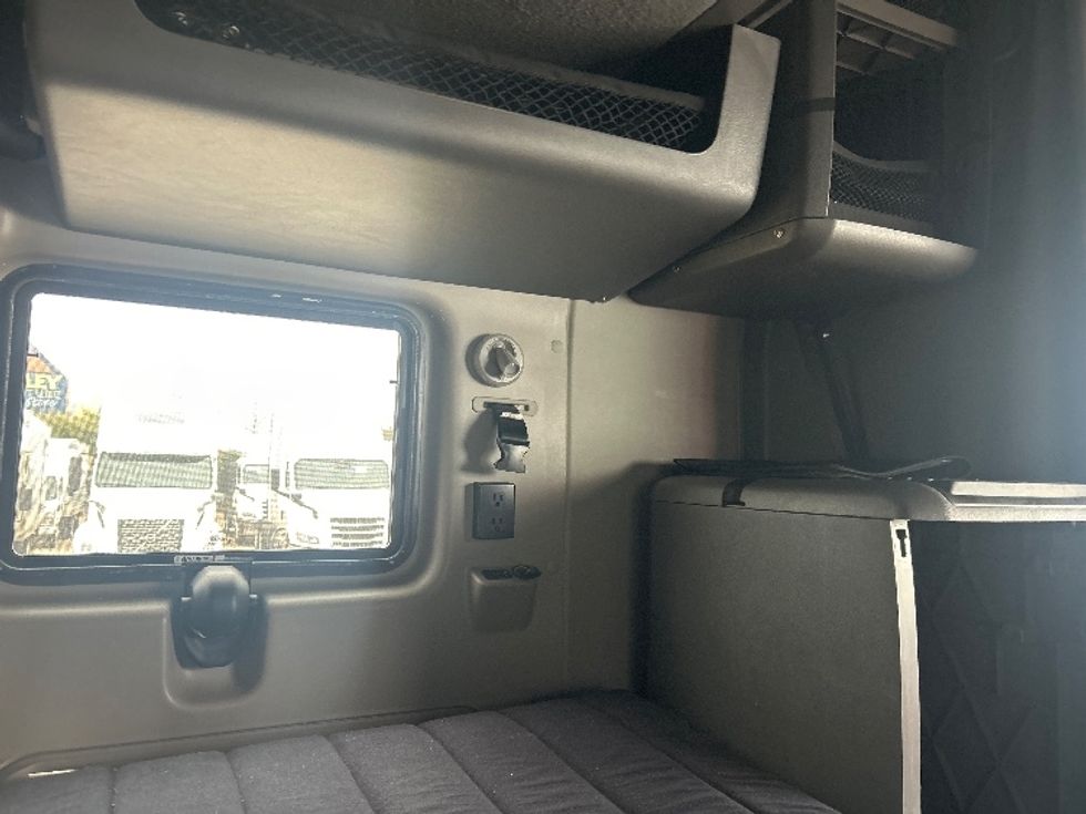 Sleeper Tractor-Heavy Duty Tractors-International-2023-LT625-Houston-TX-547,104\n\t\tmiles-$ 54,250 - Image 18