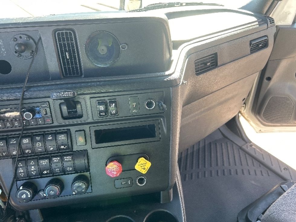 Sleeper Tractor-Heavy Duty Tractors-International-2023-LT625-Houston-TX-618,457\n\t\tmiles-$ 47,000 - Image 12