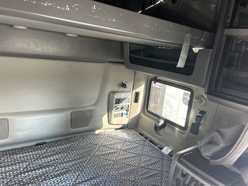 Sleeper Tractor-Heavy Duty Tractors-International-2023-LT625-Houston-TX-618,457\n\t\tmiles-$ 47,000 - Image 19