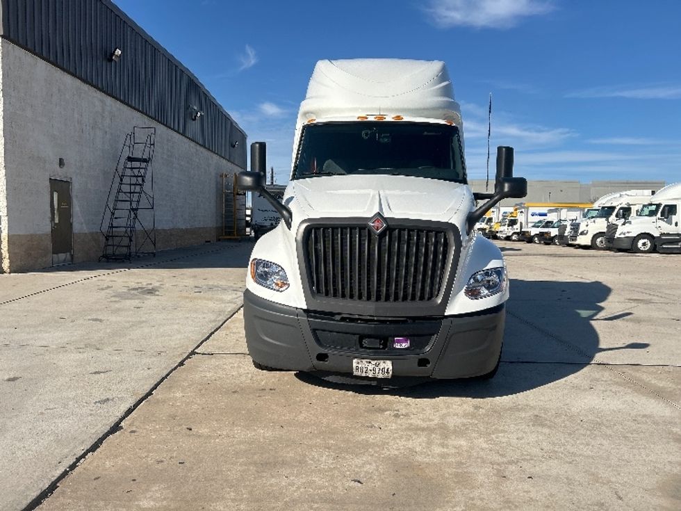 Sleeper Tractor-Heavy Duty Tractors-International-2023-LT625-Houston-TX-618,457\n\t\tmiles-$ 47,000 - Image 2