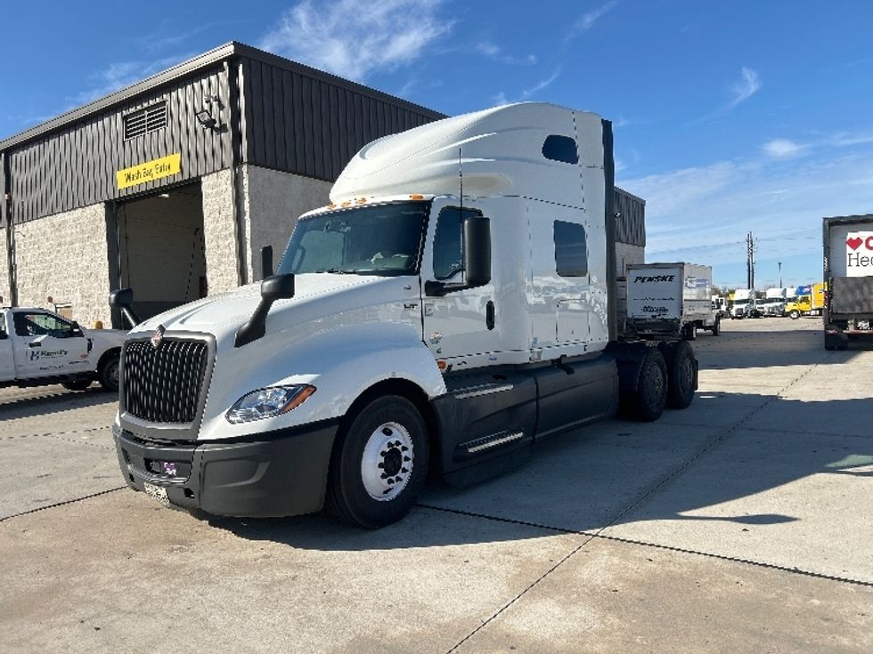 Sleeper Tractor-Heavy Duty Tractors-International-2023-LT625-Houston-TX-618,457\n\t\tmiles-$ 47,000 - Image 3