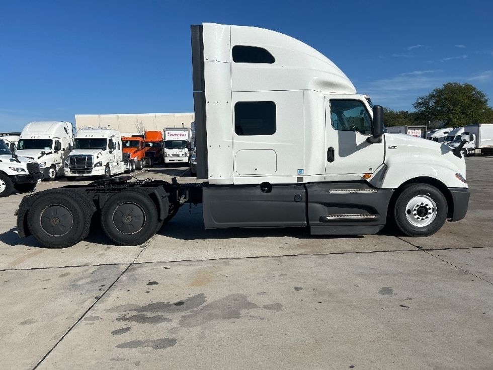 Sleeper Tractor-Heavy Duty Tractors-International-2023-LT625-Houston-TX-618,457\n\t\tmiles-$ 47,000 - Image 8