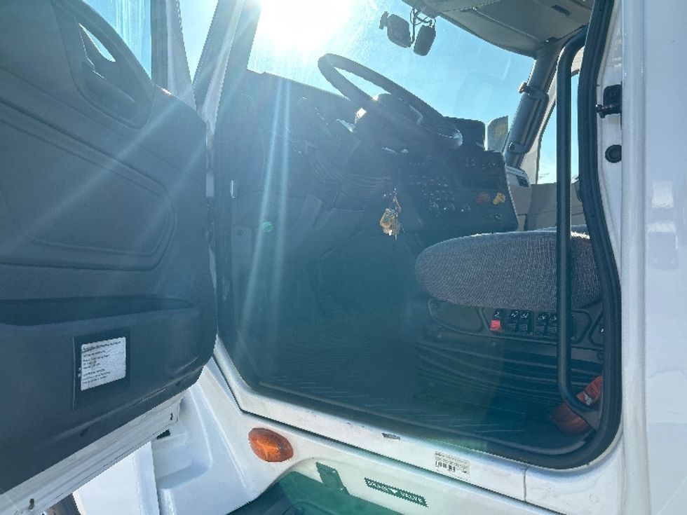 Sleeper Tractor-Heavy Duty Tractors-International-2023-LT625-Houston-TX-618,457\n\t\tmiles-$ 47,000 - Image 9