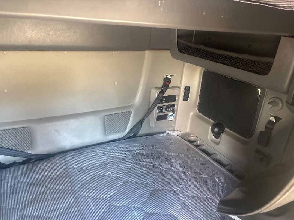 Sleeper Tractor-Heavy Duty Tractors-International-2023-LT625-Houston-TX-623,360\n\t\tmiles-$ 46,500 - Image 15