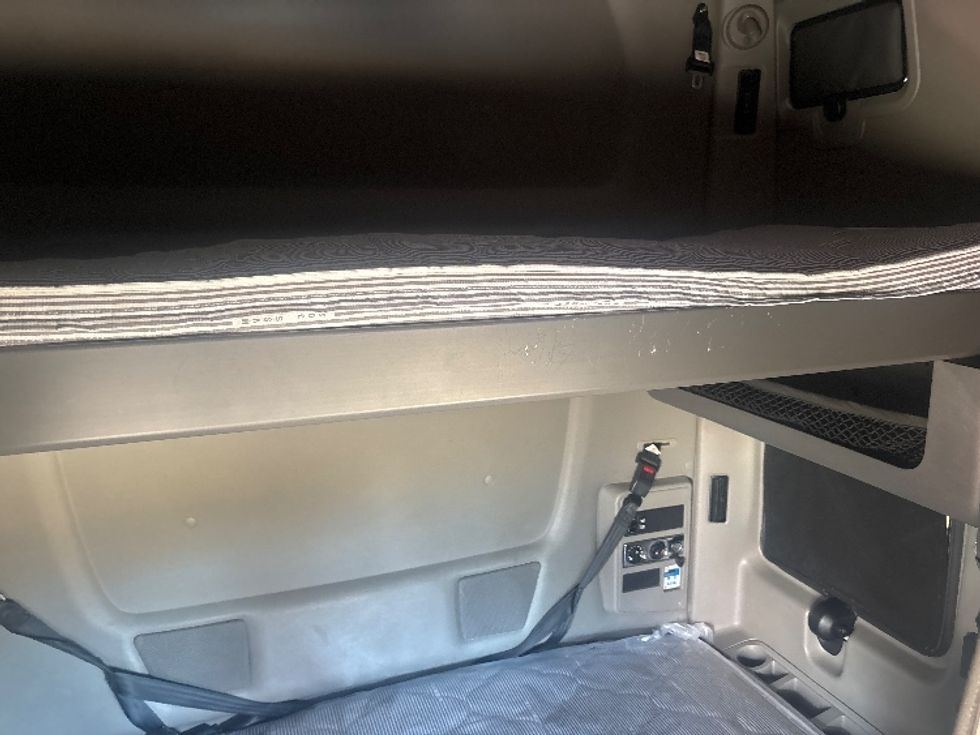 Sleeper Tractor-Heavy Duty Tractors-International-2023-LT625-Houston-TX-623,360\n\t\tmiles-$ 46,500 - Image 17