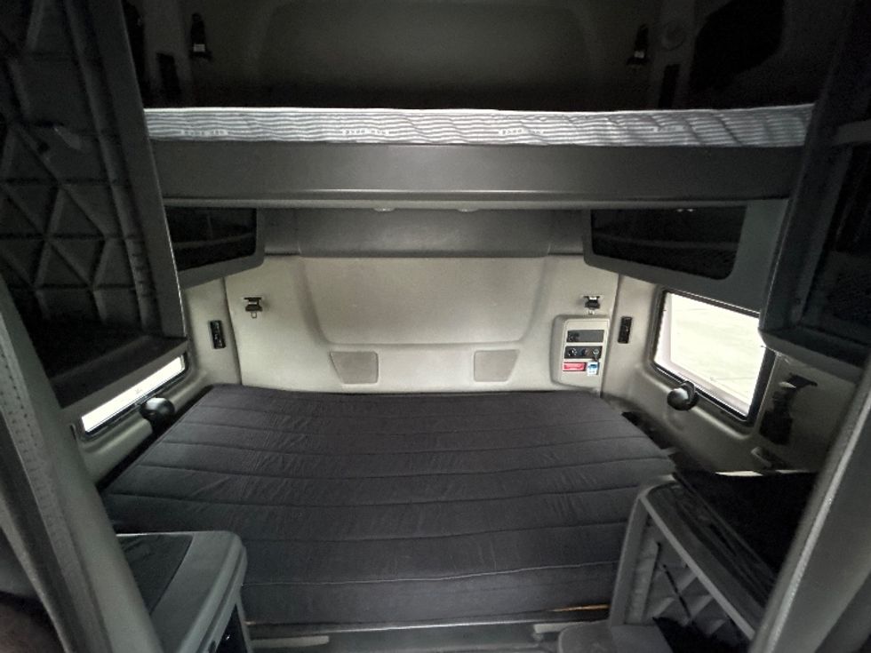 Sleeper Tractor-Heavy Duty Tractors-International-2023-LT625-Houston-TX-646,496\n\t\tmiles-$ 44,000 - Image 16