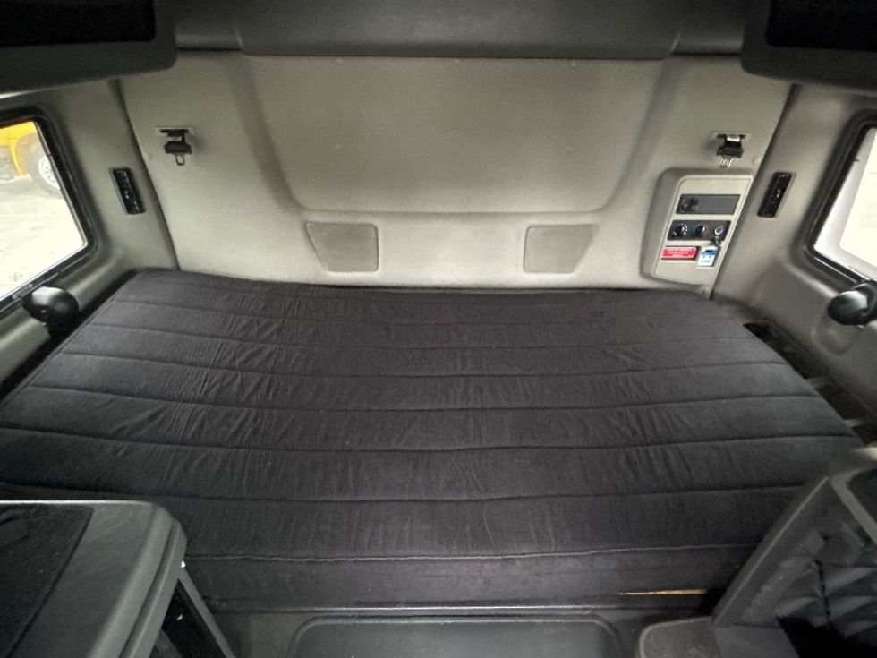 Sleeper Tractor-Heavy Duty Tractors-International-2023-LT625-Houston-TX-646,496\n\t\tmiles-$ 44,000 - Image 17