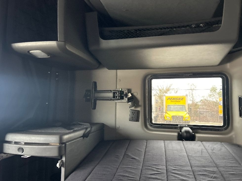 Sleeper Tractor-Heavy Duty Tractors-International-2023-LT625-Houston-TX-646,496\n\t\tmiles-$ 44,000 - Image 19