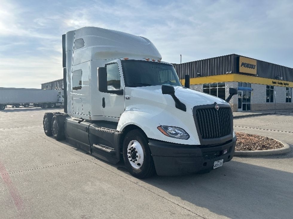 Sleeper Tractor-Heavy Duty Tractors-International-2023-LT625-Houston-TX-792,391\n\t\tmiles-$ 35,500 - Image 1