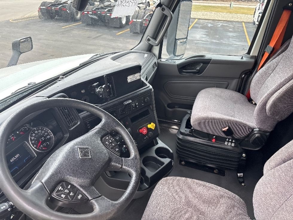 Sleeper Tractor-Heavy Duty Tractors-International-2023-LT625-Indianapolis-IN-625,300\n\t\tmiles-$ 43,250 - Image 10