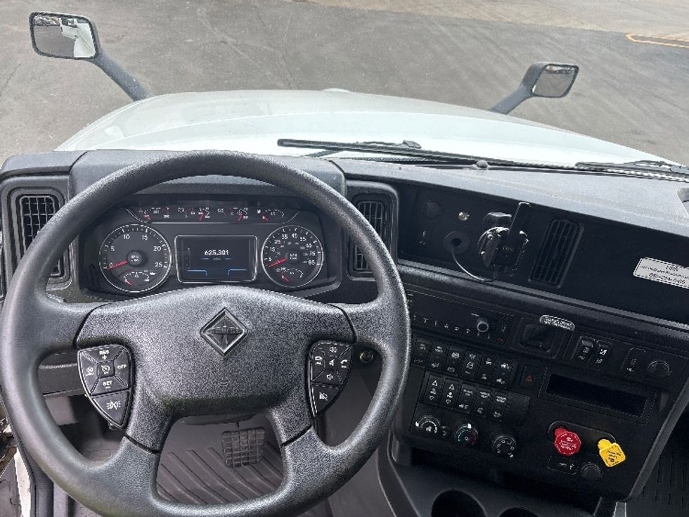 Sleeper Tractor-Heavy Duty Tractors-International-2023-LT625-Indianapolis-IN-625,300\n\t\tmiles-$ 43,250 - Image 11
