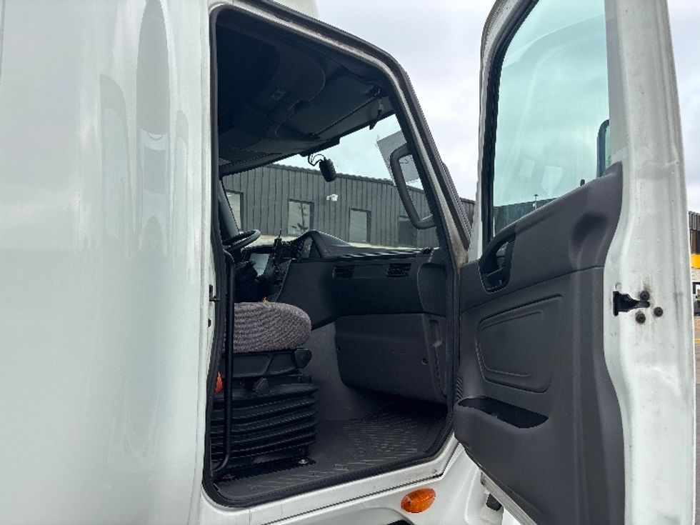 Sleeper Tractor-Heavy Duty Tractors-International-2023-LT625-Indianapolis-IN-625,300\n\t\tmiles-$ 43,250 - Image 13