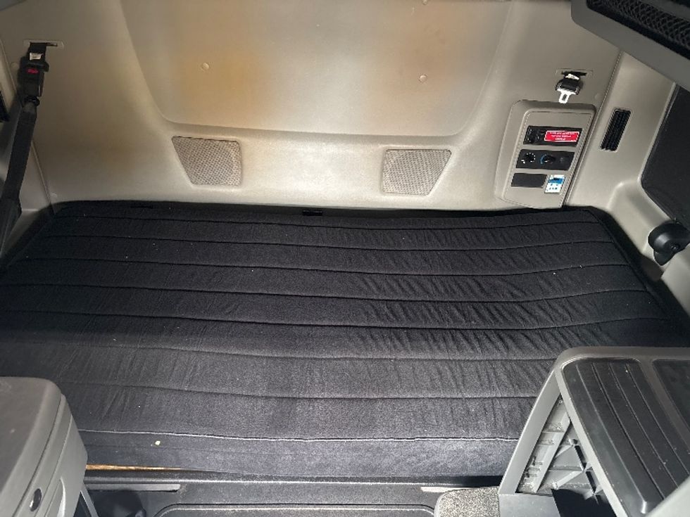 Sleeper Tractor-Heavy Duty Tractors-International-2023-LT625-Indianapolis-IN-625,300\n\t\tmiles-$ 43,250 - Image 17